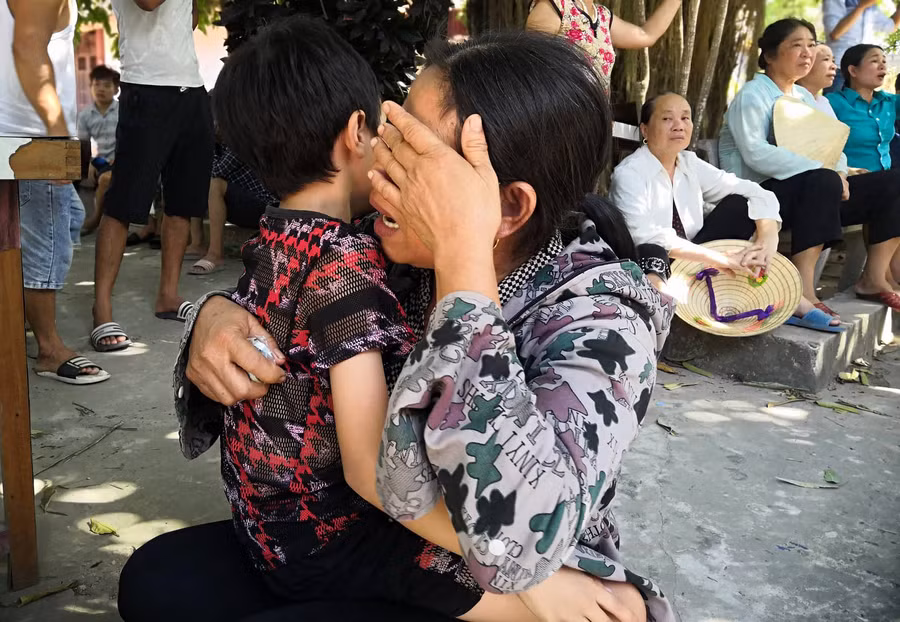 Bà ôm chặt cháu khóc nấc khi hay con trai vẫn mất tích trên biển