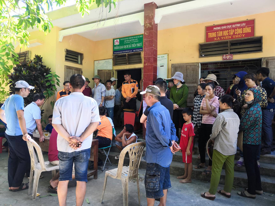 Nhiều người dân làng Tiến Thủy bàng hoàng nghe tin tốp thợ lặn rút về không tìm kiếm được do nước biển sâu Nhiều người dân làng Tiến Thủy bàng hoàng nghe tin tốp thợ lặn rút về không tìm kiếm được do nước biển sâu