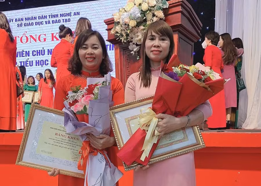 Cô Nguyễn Thị Lương (ảnh trái) đạt nhiều danh hiệu, giải thưởng trong gần 25 năm gắn bó với nghề giáo.