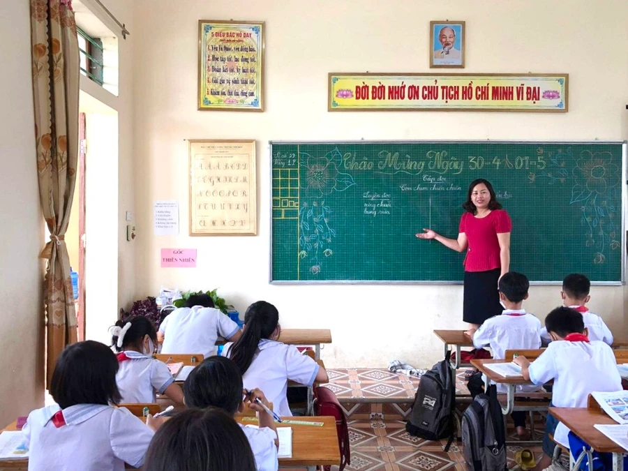 Cô Nguyễn Thị Lương (GV Trường Tiểu học Diễn Trung, huyện Diễn Châu, Nghệ An) đạt thủ khoa hội thi Giáo viên chủ nhiệm giỏi tỉnh cấp tiểu học năm 2022.