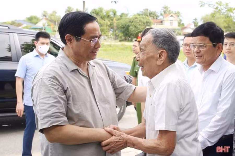 Thủ tướng Phạm Minh Chính thăm hỏi và tặng quà ông Nguyễn Văn Minh, cán bộ tiền khởi nghĩa, nguyên Bí thư Thị ủy Hà Tĩnh ( Ảnh: Báo Hà Tĩnh)