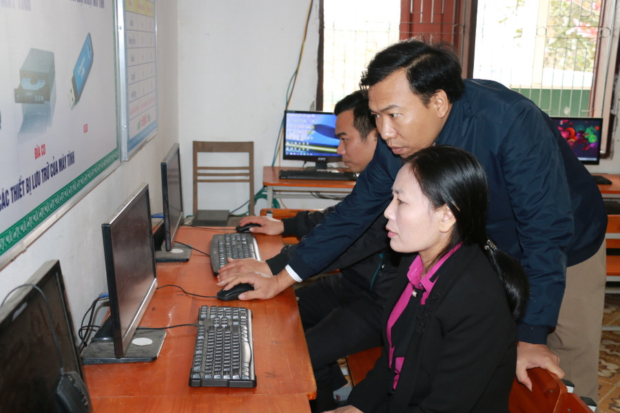 Trong thời gian học sinh nghỉ học, các giáo viên tổ chức ôn tập cho học sinh qua các phần mềm trực tuyến