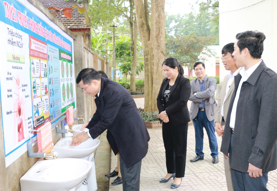 Huyện Con Cuông đã lắp đặt thêm 110 vòi nước và bồn rửa tay ở các nhà trường