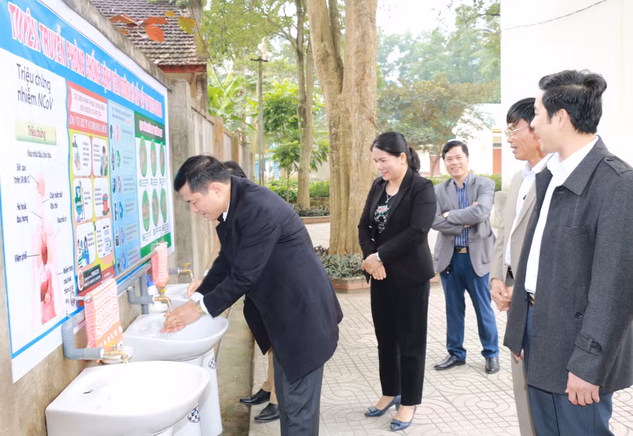 Huyện Con Cuông đã lắp đặt thêm 110 vòi nước và bồn rửa tay ở các nhà trường
