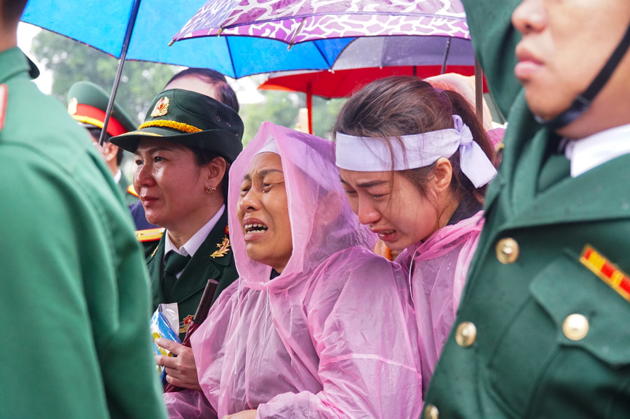 Người thân khóc ngất tiễn đưa các anh đoạn cuối cùng về nơi an táng