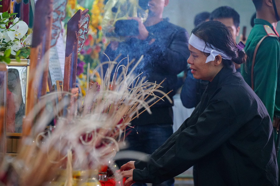 Thân nhân liệt sỹ Đại úy Đinh Văn Trung cố níu giây phút trước khi tiễn đưa anh về đất mẹ