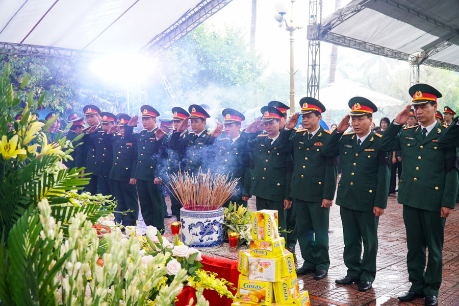 Các sỹ quan Quân khu IV chào tiễn biệt các liệt sỹ khi hi sinh khi làm nhiệm vụ cứu nạn tại Thủy điện Rào Trăng 3 (Thừa Thiên Huế)