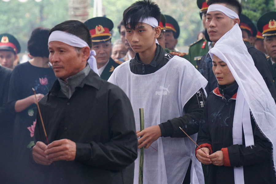 Vợ và con trai liệt sỹ Thượng tá Lê Tất Thắng thắp nén nhang trước khi ảnh, chuẩn bị di quan làm lễ an táng