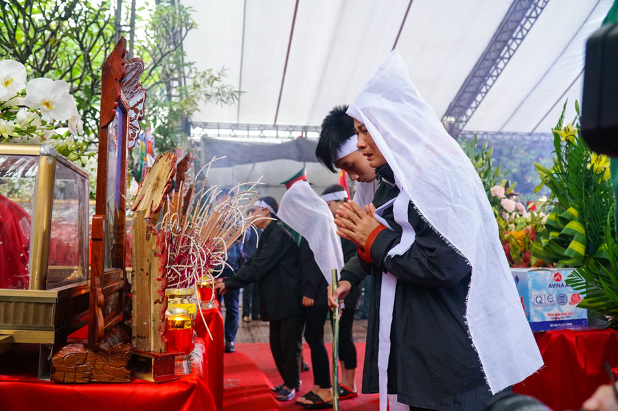 Người thân khóc lặng, tiễn biệt các liệt sỹ lần cuối trước khi đưa các anh về nơi yên nghỉ cuối cùng.