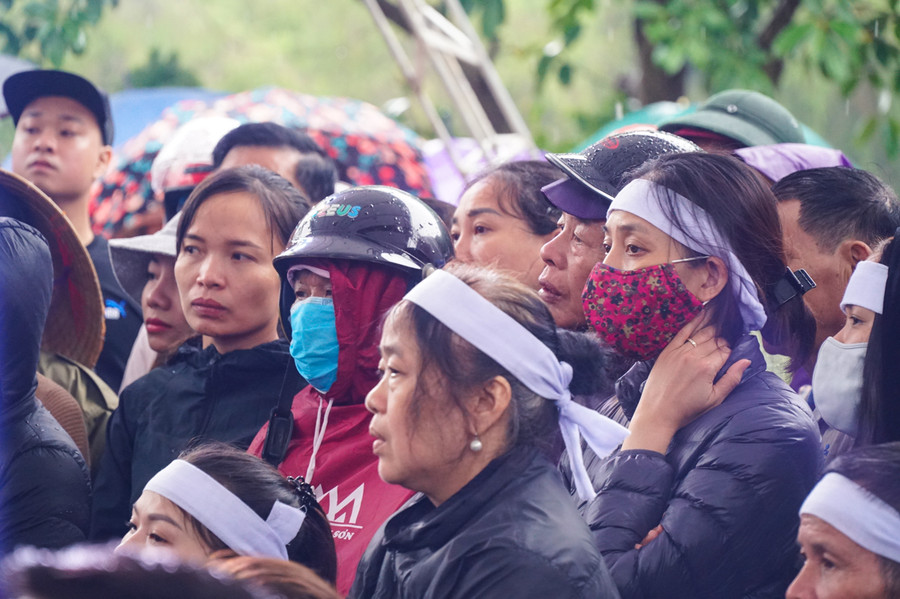 Người dân đến từ sớm, đội mưa chờ thắp nén hương tiễn biệt các liệt sỹ hi sinh khi làm nhiệm vụ cứu nạn