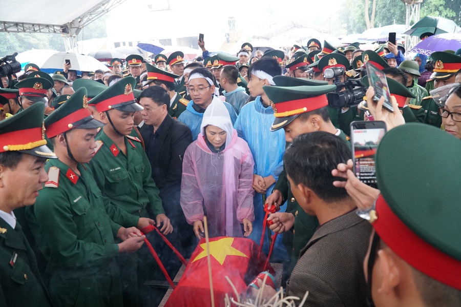 Trước đó, thi thể các liệt sỹ đã được hỏa táng tại đài hóa thân ở tỉnh Hà Tĩnh. Liệt sỹ Lê Tất Thắng, Nguyễn Cảnh Cường, Đinh Văn Trung được an táng tại Nghĩa trang liệt sỹ TP Vinh. Còn liệt sỹ Nguyễn Tiến Dũng an nghỉ tại nghĩa trang liệt sỹ huyện Nghi Lộc.