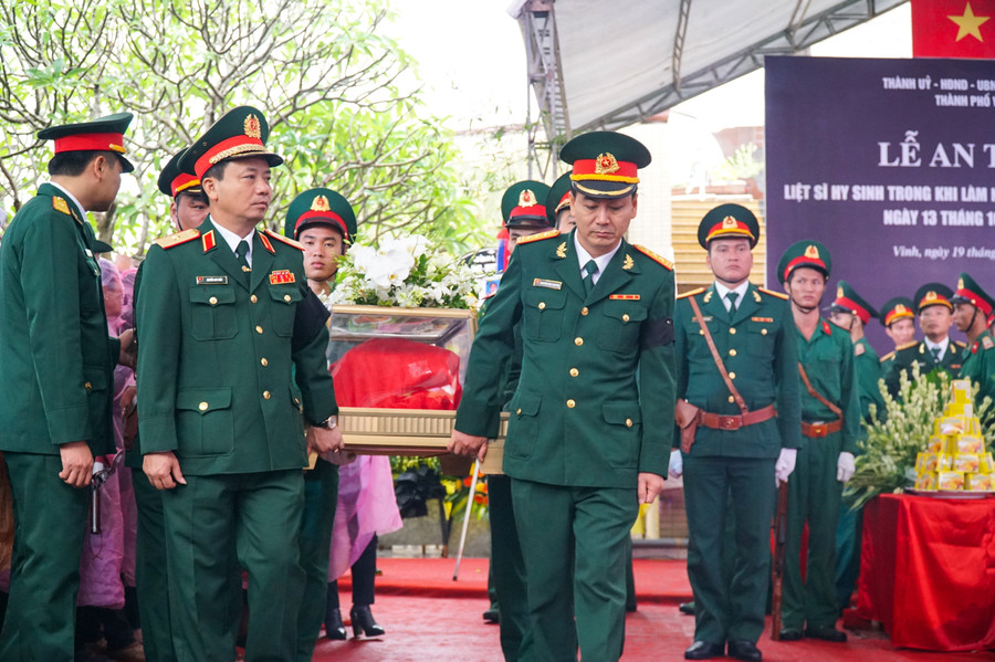 Nghệ An: Hàng nghìn người đội mưa tiễn liệt sỹ hi sinh ở Rào trăng 3 về đất mẹ ảnh 13