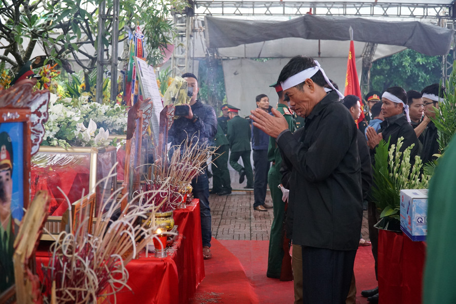 Ông Nguyễn Cảnh Anh - bố liệt sỹ thiếu tá Nguyễn Cảnh Cường già nua, đau đớn &quot;đầu bạc tiễn kẻ đầu xanh&quot;. Anh ra đi khi vừa cưới vợ được 10 tháng, vẫn chưa kịp có con.