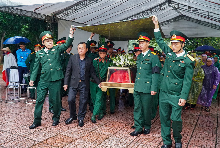 Nghệ An: Hàng nghìn người đội mưa tiễn liệt sỹ hi sinh ở Rào trăng 3 về đất mẹ ảnh 14