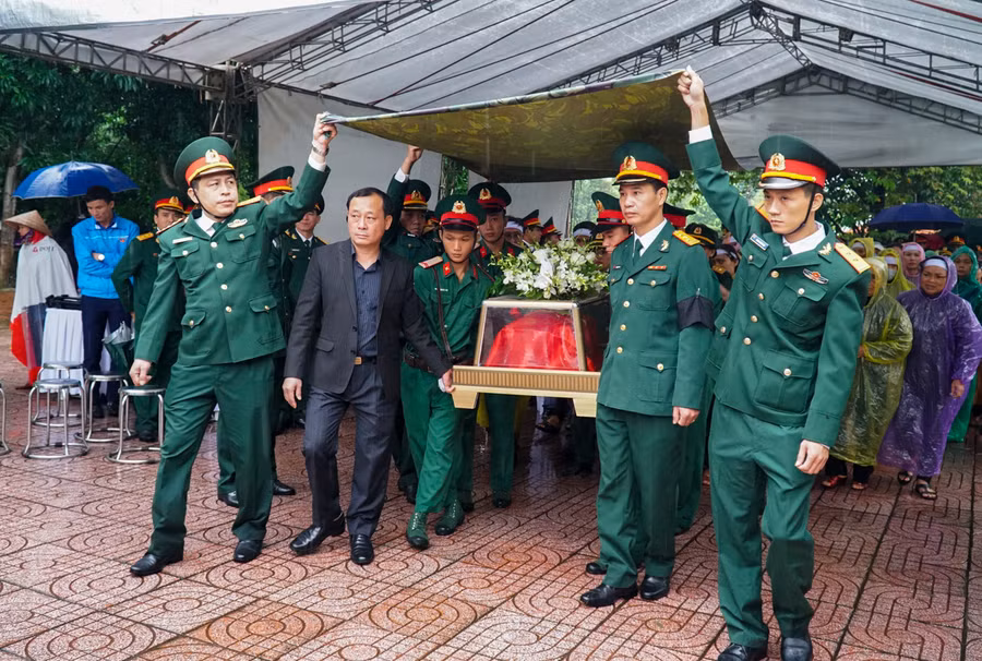 Nghệ An: Hàng nghìn người đội mưa tiễn liệt sỹ hi sinh ở Rào trăng 3 về đất mẹ ảnh 14