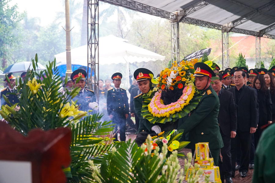 Chiều ngày 19/10, tại Nghĩa trang liệt sỹ TP Vinh đã tổ chức lễ truy điệu và an táng 3 liệt sỹ Nguyễn Tất Thắng, Đinh Văn Trung và Nguyễn Cảnh Cường.