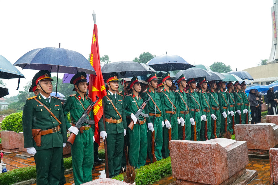 Hàng tiêu binh đứng nghiêm, tiễn đưa các liệt sỹ theo nghi thức quân đội