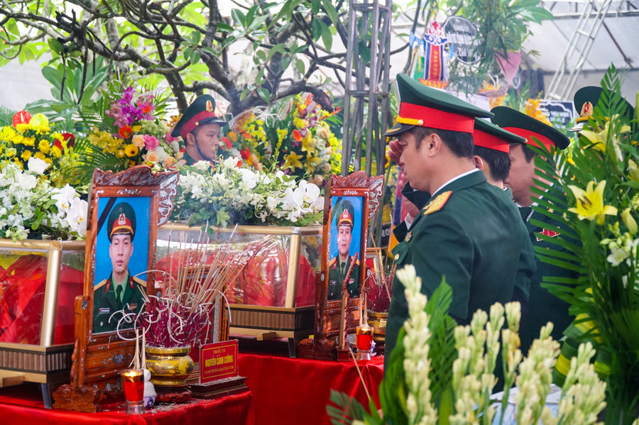 Hình ảnh các anh trở về chỉ còn trong di ảnh, đồng đội sẽ tiếp tục thực hiện nhiệm vụ còn dang dở của các liệt sỹ đã hi sinh.