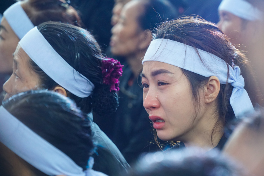 Người thân vỡ òa nức nở khi đón liệt sỹ về an táng