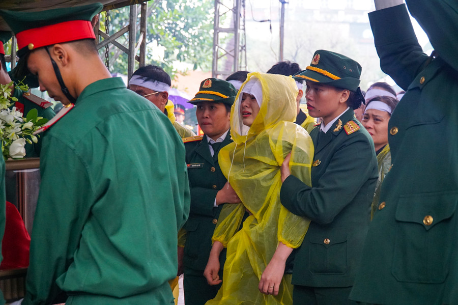 Nghệ An: Hàng nghìn người đội mưa tiễn liệt sỹ hi sinh ở Rào trăng 3 về đất mẹ ảnh 16