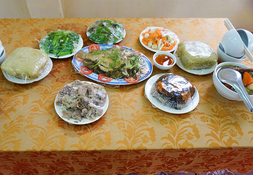 Mâm cơm với các món ăn mang hương vị tết cổ truyền của dân tộc