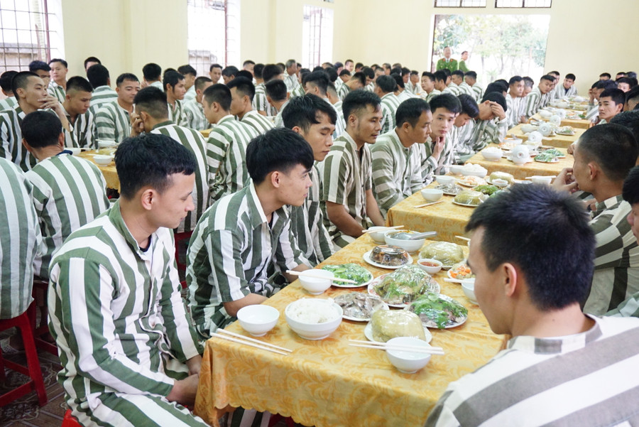 Các phạm nhân quây quần trong bữa cơm tất niên