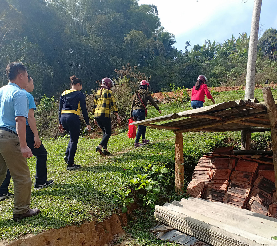 Nhiều em nhà ở trên lưng đồi, thầy cô để xe ở dưới và đi bộ lên tận nơi Nhiều em nhà ở trên lưng đồi, thầy cô để xe ở dưới và đi bộ lên tận nơi