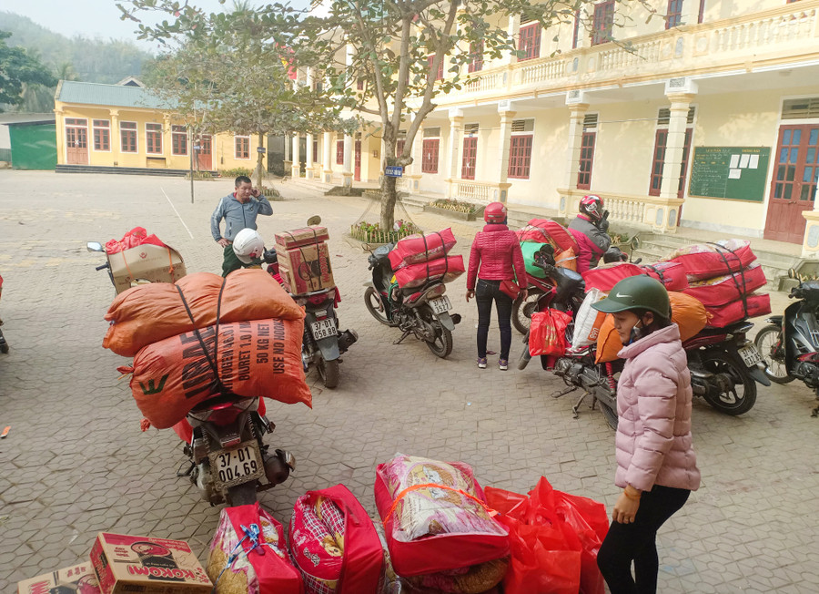 Quà tết gồm chăn ấm, bánh kẹo và mì chính... hết sức thiết thực cho gia đình học sinh Quà tết gồm chăn ấm, bánh kẹo và mì chính... hết sức thiết thực cho gia đình học sinh
