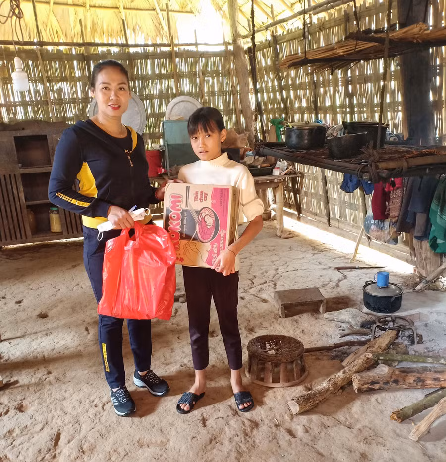 Ngôi nhà của 1 học sinh ghép bằng tre nứa, không có gì đáng giá, nhưng tết này đã có quà do cô giáo mang tận nơi trao tặng