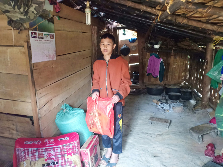 Nhiều em đến giờ bố mẹ vẫn đang ở trên rẫy hoặc ngoài chợ, chưa sắm tết được gì Nhiều em đến giờ bố mẹ vẫn đang ở trên rẫy hoặc ngoài chợ, chưa sắm tết được gì