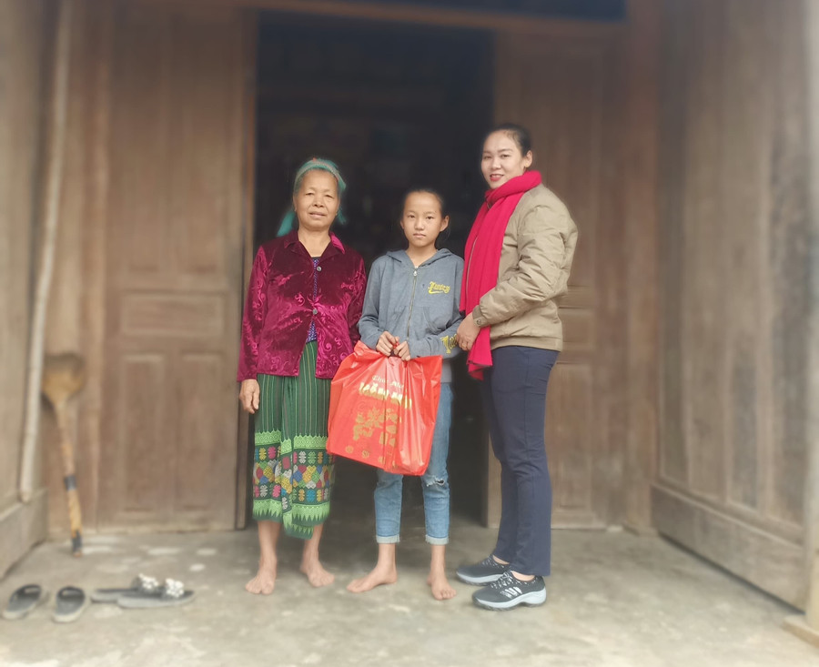 Niềm vui nhận quà tết của học sinh và người nhà các em Niềm vui nhận quà tết của học sinh và người nhà các em