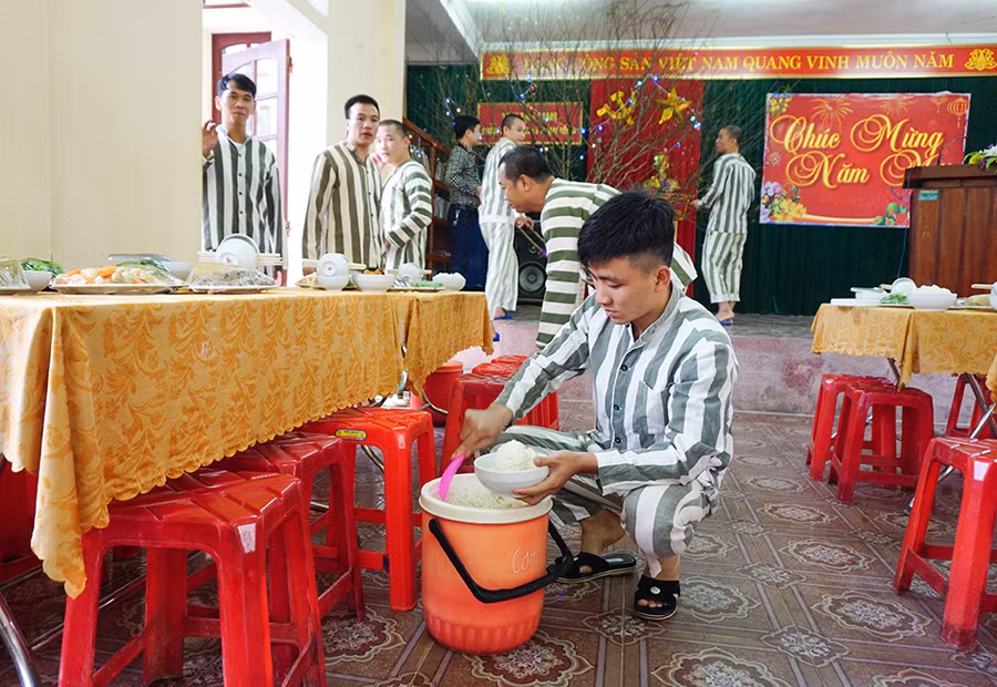 Phạm nhân tham gia sửa soạn, chuẩn bị cho bữa cơm tất niên