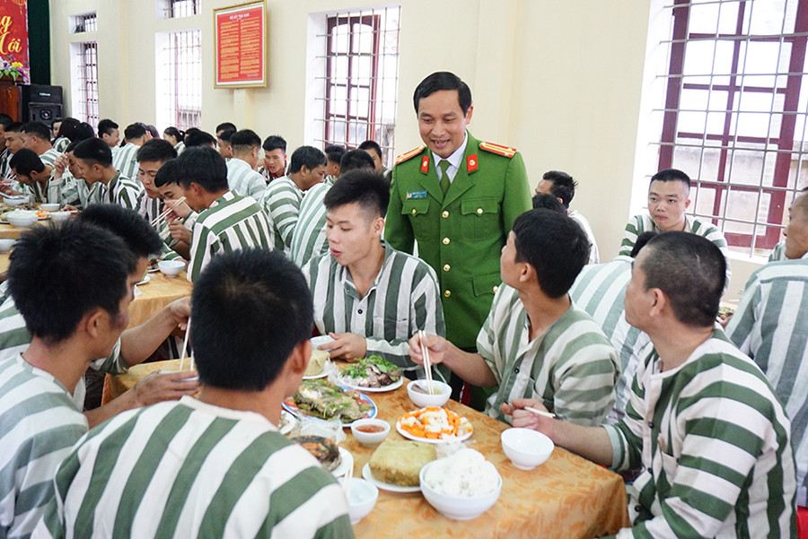 Giám thị trại giam đến từng bàn ăn chúc phạm nhân có bữa cơm tất niên vui vẻ