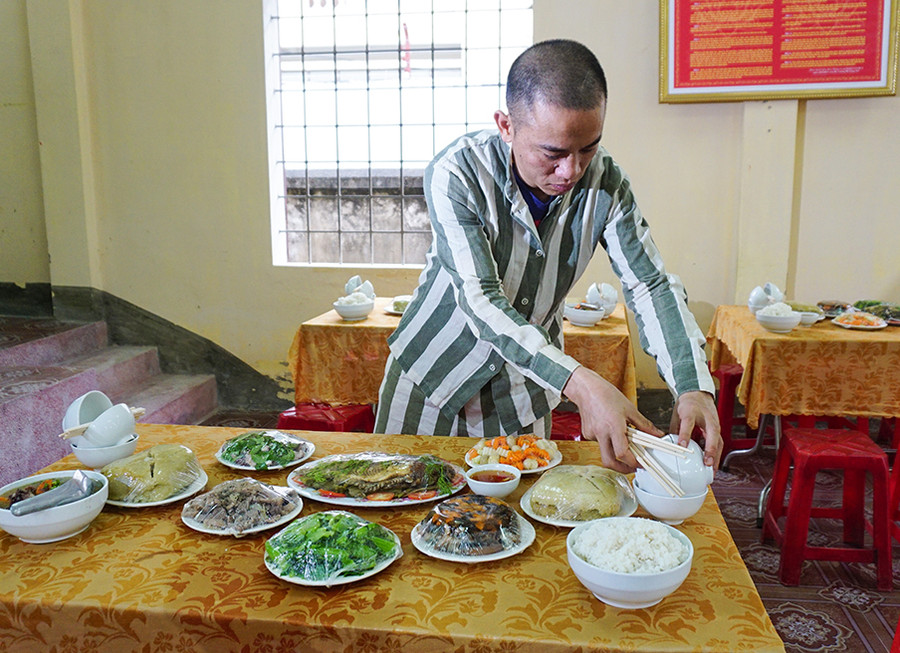 Một phạm nhân tham gia sửa soạn bữa cơm đón tết