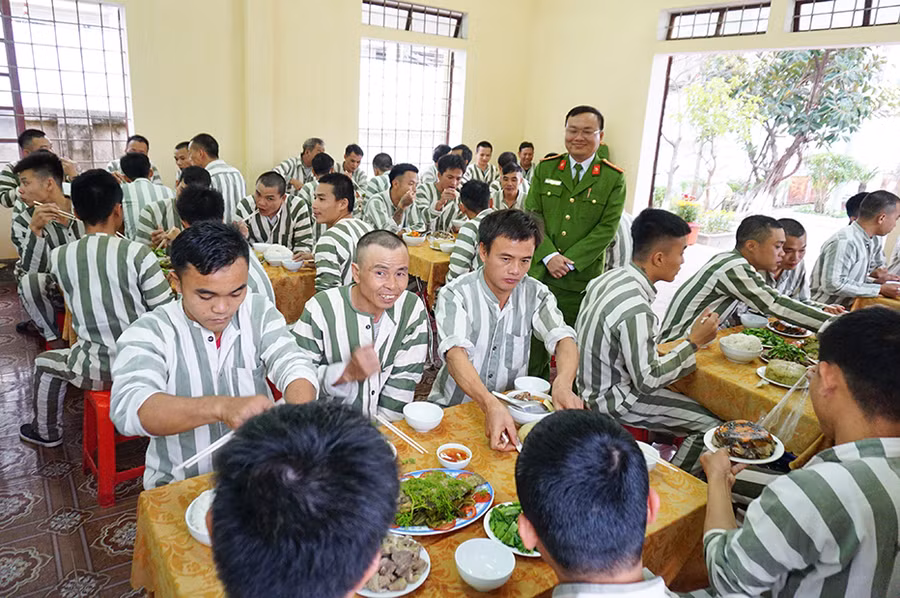 Đây là năm thứ 9 Trại tam giam Công an tỉnh Nghệ An tổ chức cơm tất niên và vui đón tết cho phạm nhân