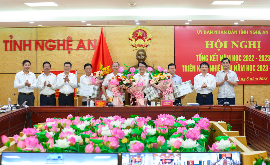 Lãnh đạo tỉnh Nghệ An và Sở GD&ĐT tặng hoa chúc mừng cán bộ, quản lý ngành giáo dục hoàn thành nhiệm vụ và nghỉ hưu theo chế độ. Ảnh: Hồ Lài. Lãnh đạo tỉnh Nghệ An và Sở GD&ĐT tặng hoa chúc mừng cán bộ, quản lý ngành giáo dục hoàn thành nhiệm vụ và nghỉ hưu theo chế độ. Ảnh: Hồ Lài.