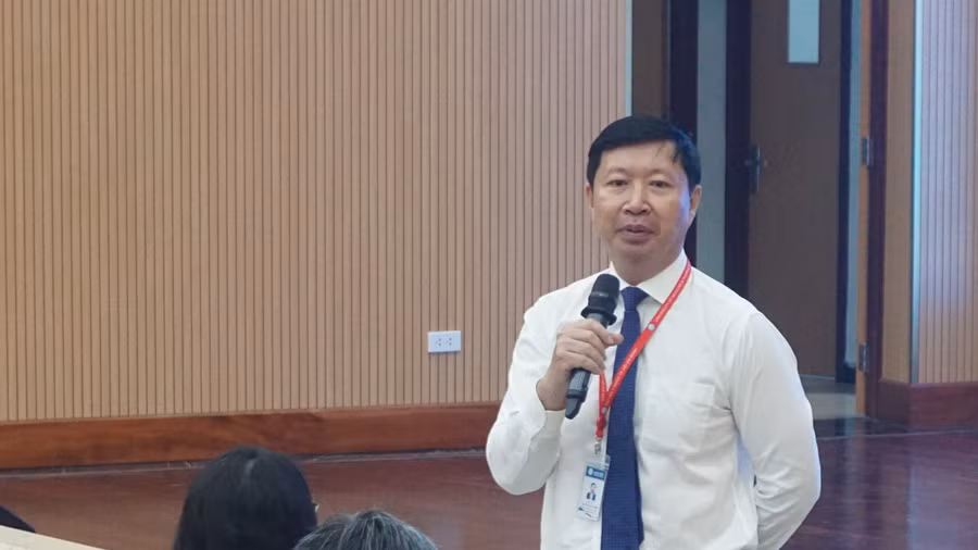 PGS.TS Nguyễn Ngọc Khôi, Trưởng phòng Đào tạo nhà trường trao đổi với học sinh về đề án tuyển sinh năm 2024. Ảnh: Nguyễn Minh PGS.TS Nguyễn Ngọc Khôi, Trưởng phòng Đào tạo nhà trường trao đổi với học sinh về đề án tuyển sinh năm 2024. Ảnh: Nguyễn Minh