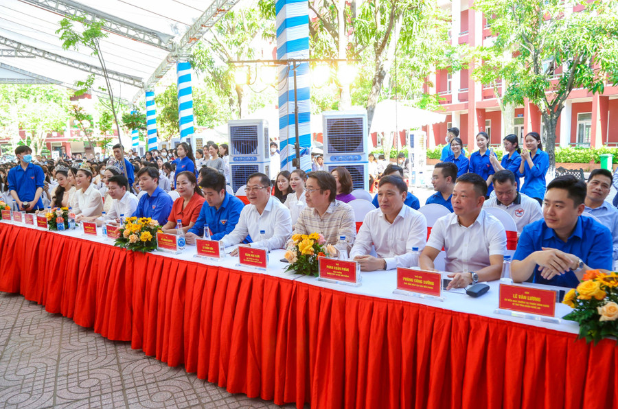 Các đại biểu về dự diễn đàn "Điều em muốn nói" tại Trường THPT Huỳnh Thúc Kháng, TP Vinh, Nghệ An.