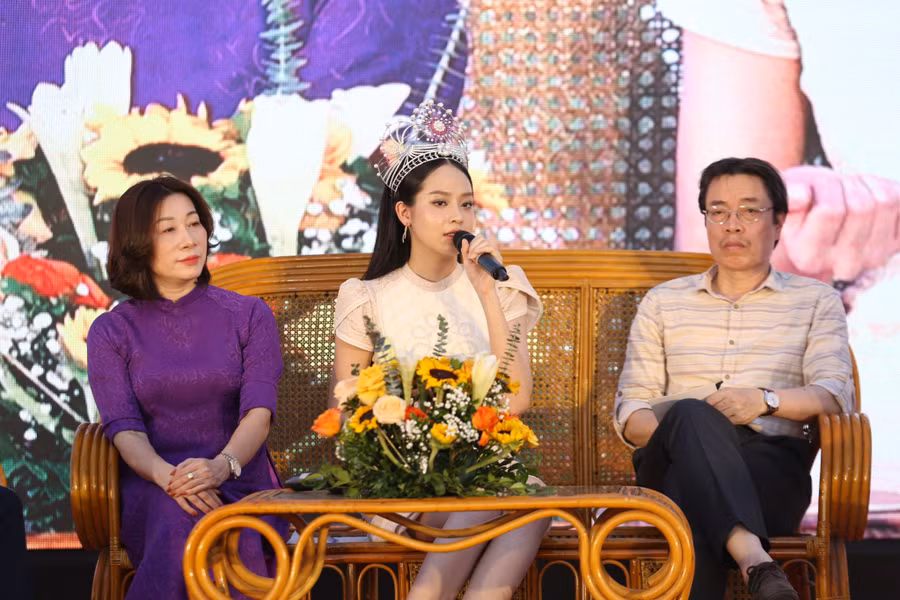 Hoa hậu Việt Nam 2022 Huỳnh Thị Thanh Thủy chia sẻ tại diễn đàn. Ảnh: Hồ Lài.