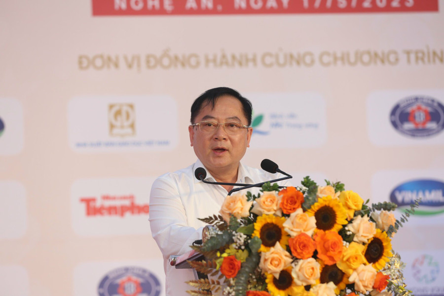 Nhà báo Lê Xuân Sơn – Tổng Biên tập Báo Tiền phong phát biểu khai mạc diễn đàn.