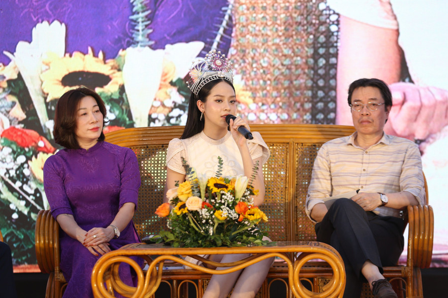 Hoa hậu Việt Nam 2022 Huỳnh Thị Thanh Thủy chia sẻ tại diễn đàn. Ảnh: Hồ Lài.