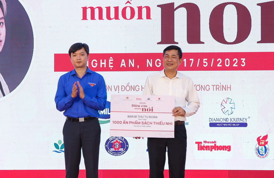 Anh Nguyễn Minh Triết - Bí thư Trung ương Đoàn - Chủ tịch Trung ương Hội Sinh viên Việt Nam trao phần quà là 1.000 ấn phẩm sách thiếu nhi cho các học sinh trên địa bàn tỉnh Nghệ An. Ảnh: Hồ Lài.