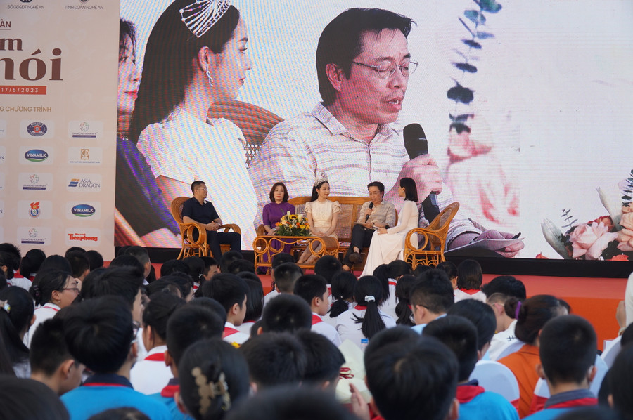 Các khách mời tham gia giao lưu tại Diễn đàn &quot;Điều em muốn nói&quot;. Ảnh: Hồ Lài.