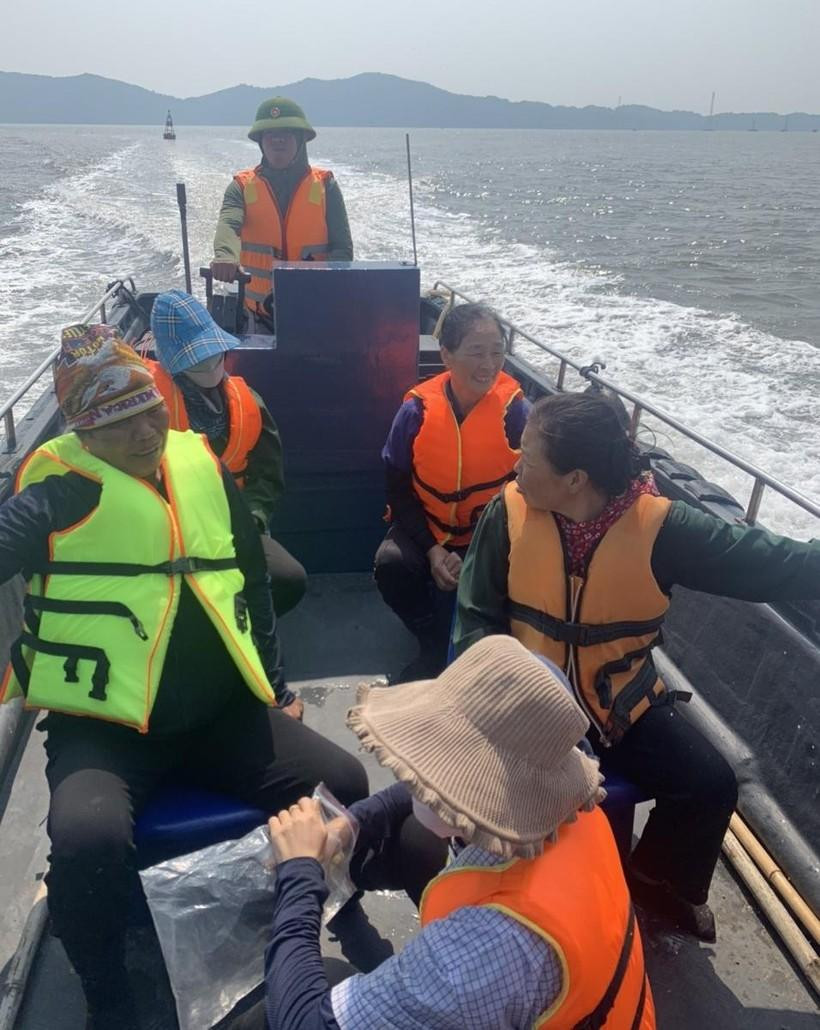 Nhóm ngư dân được cứu kịp thời.