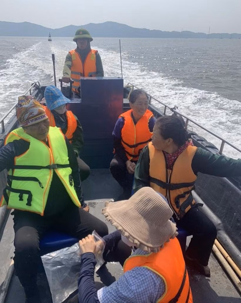 Nhóm ngư dân được cứu kịp thời. Nhóm ngư dân được cứu kịp thời.