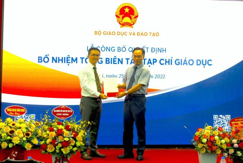 Thứ trưởng Bộ GD&amp;ĐT Hoàng Minh Sơn trao Quyết định bổ nhiệm Tổng Biên tập cho Đ/c Nguyễn Tiến Trung