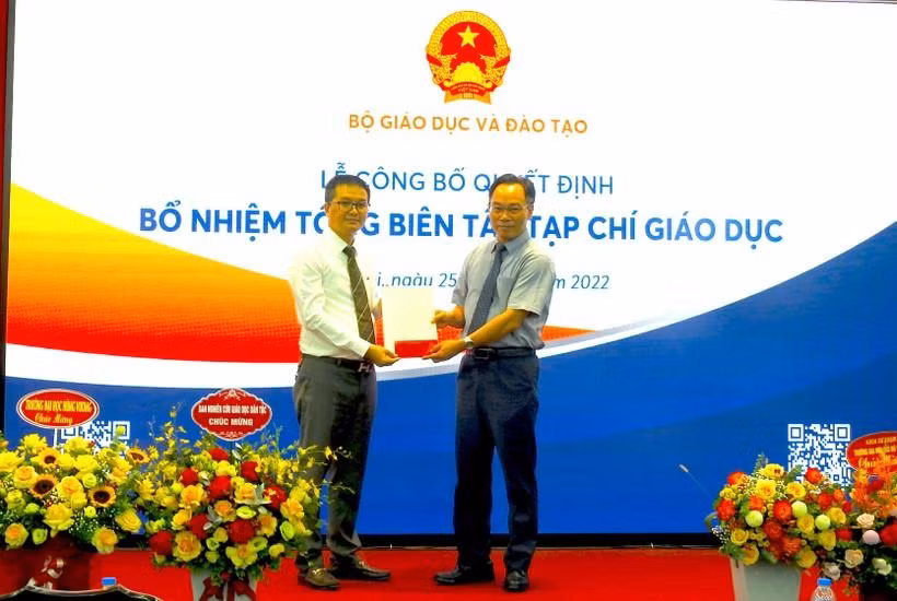 Thứ trưởng Bộ GD&amp;ĐT Hoàng Minh Sơn trao Quyết định bổ nhiệm Tổng Biên tập cho Đ/c Nguyễn Tiến Trung