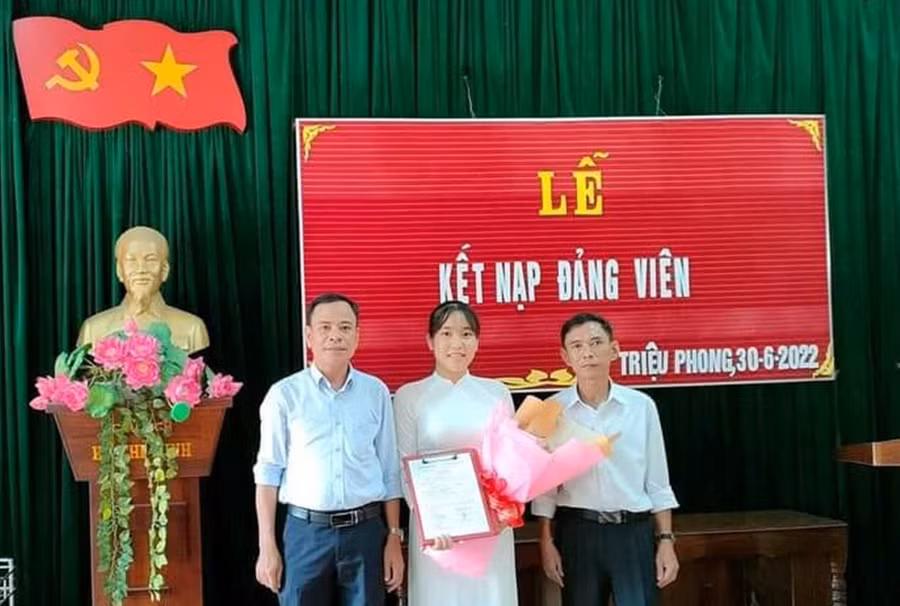 Phan Tình Nhi (học sinh lớp 12B1, Trường THPT Triệu Phong, huyện Triệu Phong) vinh dự được đứng vào hàng ngũ của Đảng khi vừa bước sang tuổi 18.