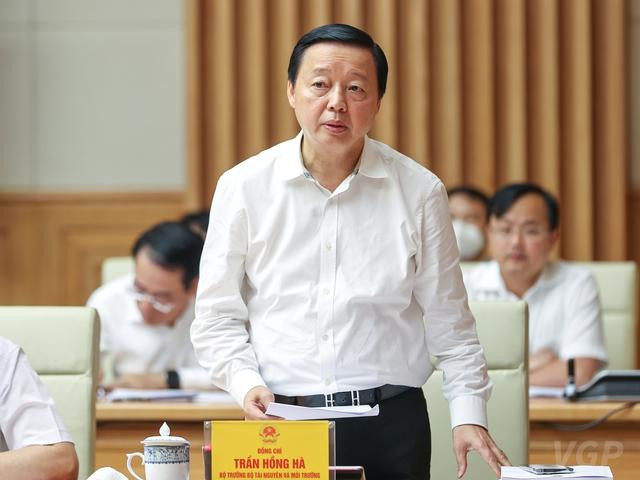 Bộ trưởng Bộ Tài nguyên và Môi trường Trần Hồng Hà, Ủy viên thường trực Ban chỉ đạo trình bày báo cáo đánh giá tình hình triển khai thực hiện các cam kết của Việt Nam tại Hội nghị COP26. Ảnh: VGP/Nhật Bắc