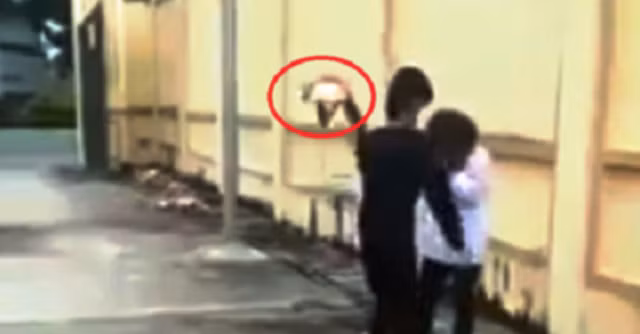 Nữ sinh lớp 10 bị bạn cùng xóm dùng mũ bảo hiểm đánh vào đầu. Ảnh: Cắt từ clip.